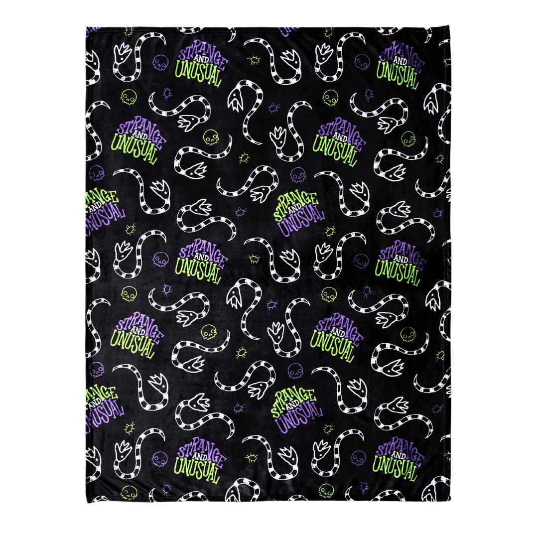 Couverture jeté en peluche ultra douce et confortable Franco Collectibles Beetlejuice Halloween Goth Strange & Unusual, 46 po x 60 po, (produit sous licence officielle)