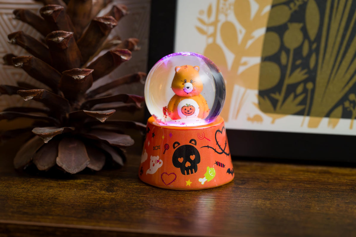 Boule à neige lumineuse d'Halloween Silver Buffalo Les Bisounours avec Trick or Sweet Bear, 45 mm