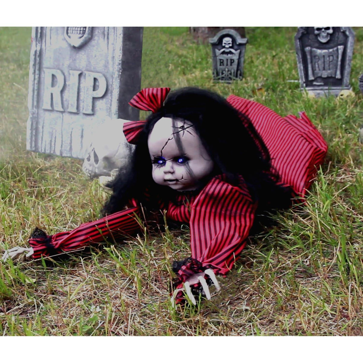 Poupée bébé rampante effrayante de Haunted Hill Farm, animatronique d'Halloween avec lumières et sons activés au toucher, décorations d'Halloween à piles pour l'intérieur ou l'extérieur couvert, accessoire effrayant pour Halloween