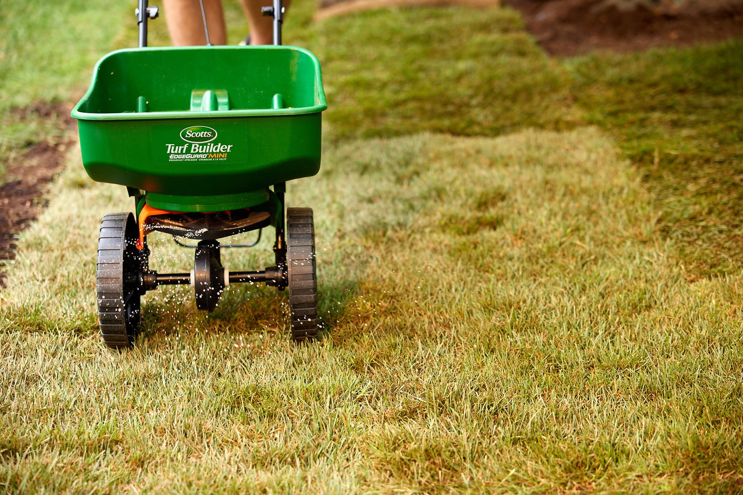 Scotts 3219 Turf Builder Starter Lawn Food for New Grass 24-25-4, 4.7kg for Coverage of 320m² - Available at All In One Marketplace Canada