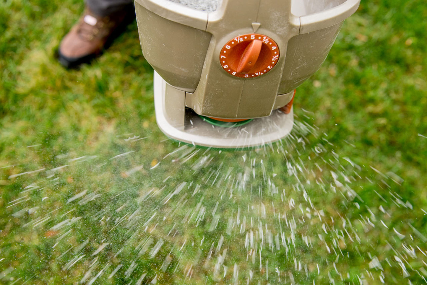 Scotts Wizz Year-Round Spreader - Battery Powered, Handheld for Even Application of Seed, Fertilizer or Ice Melt (230 sq Meters / 2,500 sq feet Coverage) Scotts