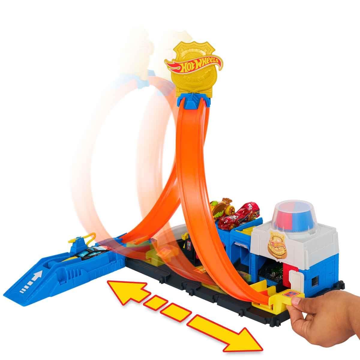 Hot Wheels Toy Car Track Set, Super Police Station Playset with 1:64 Scale Die-Cast Vehicle, Adjustable Loop for Multiple Ways to Race & Stunt Hot Wheels
