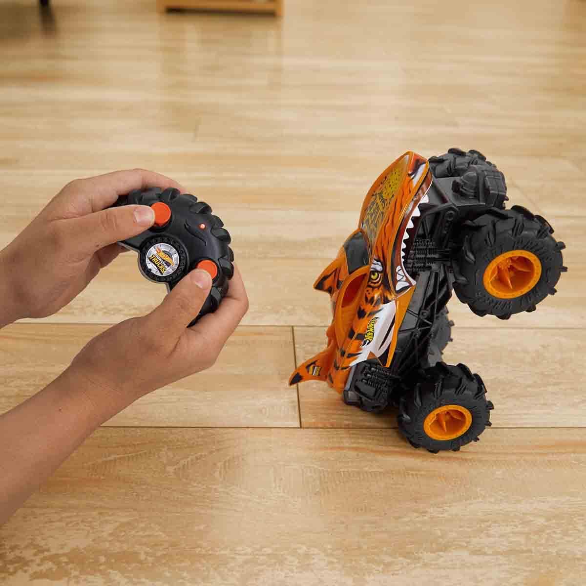 Hot Wheels Monster Trucks RC 1:24 Scale Tiger Shark Vehicle, Oversized Remote-Control Toy Truck with Terrain Action Tires