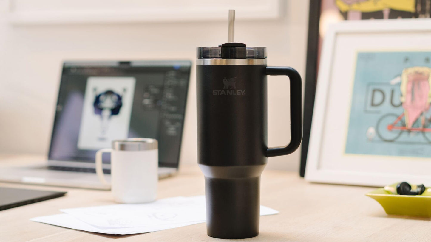 Gobelet Stanley Quencher H2.0 avec poignée et paille 40 oz | Couvercle Flowstate 3 positions | Compatible porte-gobelet pour le voyage | Tasse isotherme en acier inoxydable | Sans BPA | Noir 2.0