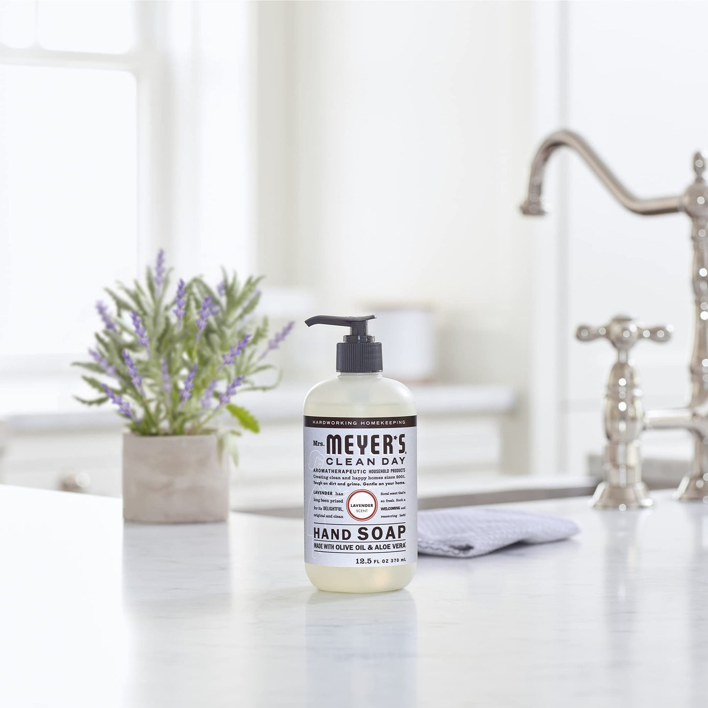 Mrs. Meyer's Clean Day Liquid Hand Soap, Cruelty Free & Biodegradable Hand Wash Formula Made with Essential Oils, Lavender Scent, 370 ml Bottles, 4 Pack MRS. MEYER'S