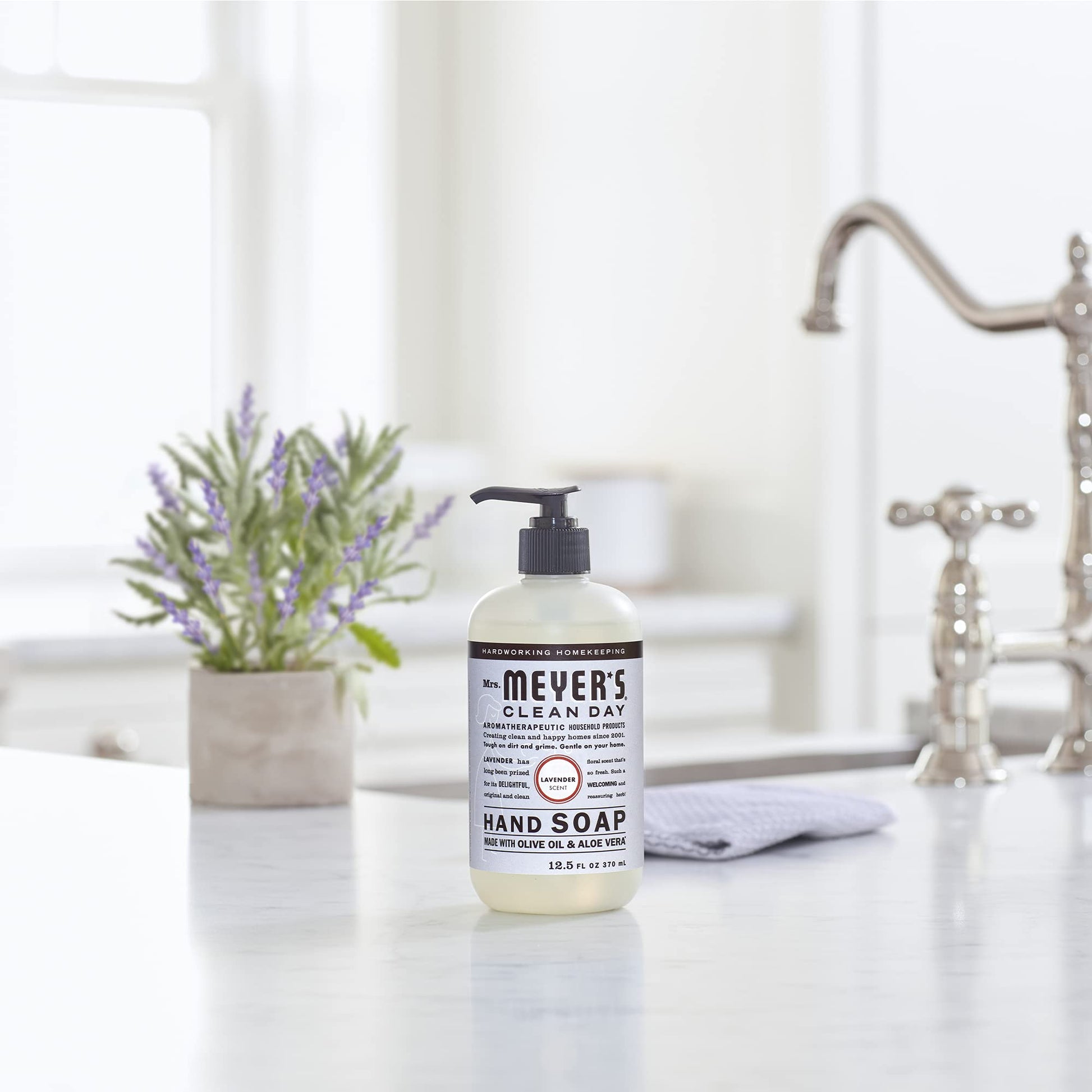 Mrs. Meyer's Clean Day Liquid Hand Soap, Cruelty Free & Biodegradable Hand Wash Formula Made with Essential Oils, Lavender Scent, 370 ml Bottles, 4 Pack MRS. MEYER'S