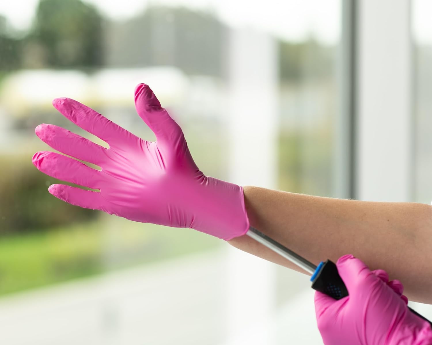 FRAMAR Pink Nitrile Gloves Large - Disposable Gloves Large, Rubber Gloves Disposable, Tattoo Gloves Disposable, Cleaning Gloves for Tattoo Supplies, Gants Nitrile, Mechanics Gloves
