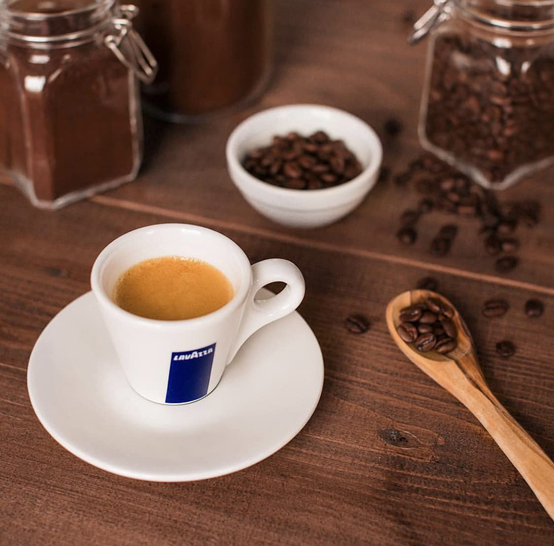 Lavazza Crema E Aroma Whole Bean Coffee Blend, Medium Roast, 1 kg Bag , Balanced medium roast with an intense, earthy flavor and long lasting crema, Non-GMO