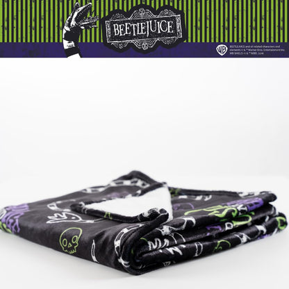 Couverture jeté en peluche ultra douce et confortable Franco Collectibles Beetlejuice Halloween Goth Strange & Unusual, 46 po x 60 po, (produit sous licence officielle)