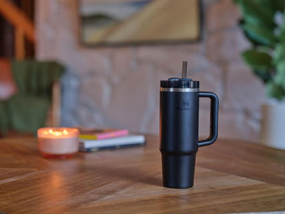 Gobelet Stanley Quencher H2.0 avec poignée et paille 30 oz | Couvercle Flowstate à 3 positions | Compatible avec porte-gobelet pour le voyage | Tasse isotherme en acier inoxydable | Sans BPA | Noir 2.0
