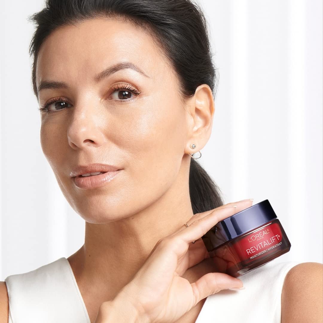L'Oréal Paris Face Moisturizer, Moisturizer for Face with Pro-Retinol, Vitamin C & Hyaluronic Acid, Retinol Cream Reduces Look of Wrinkles & Firms Skin, Revitalift Triple Power LZR, 50ml