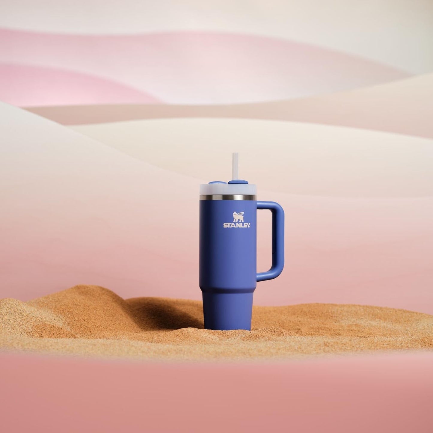 Stanley Quencher H2.0 Gobelet avec anse et paille 880 ml | Couvercle FlowState 3 positions | Compatible porte-gobelet pour le voyage | Tasse isotherme en acier inoxydable | Sans BPA | Coloris exclusif Lupine
