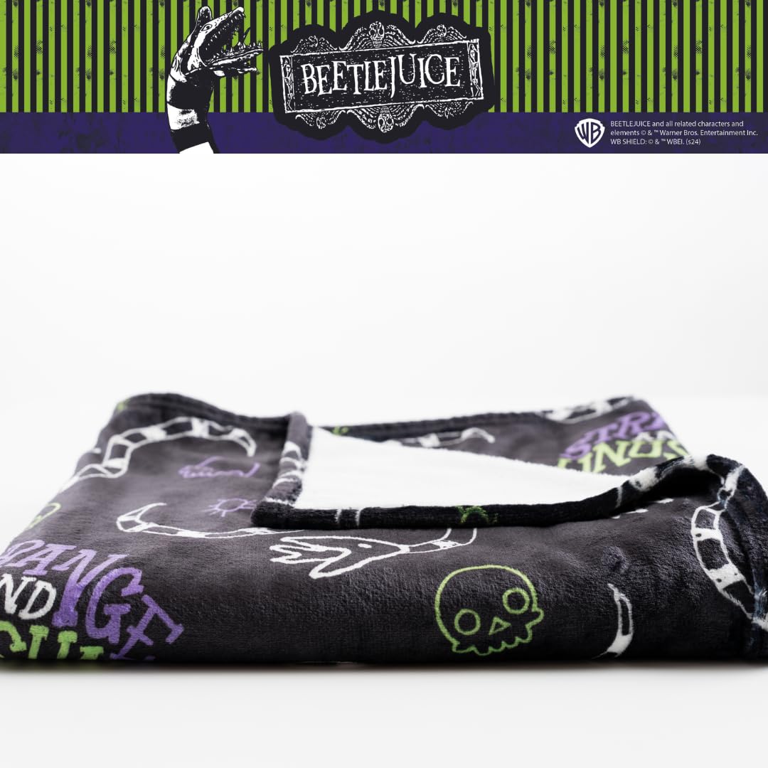Couverture jeté en peluche ultra douce et confortable Franco Collectibles Beetlejuice Halloween Goth Strange & Unusual, 46 po x 60 po, (produit sous licence officielle)