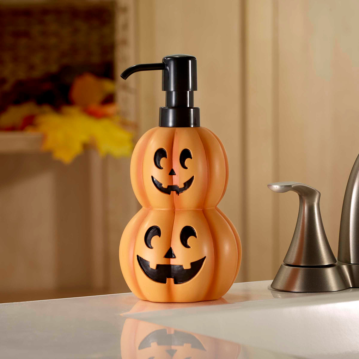 Avanti Linens – Distributeur de savon, pompe à lotion décorative pour comptoir de salle de bain ou de cuisine, décoration d'Halloween en résine peinte à la main (citrouilles empilées)