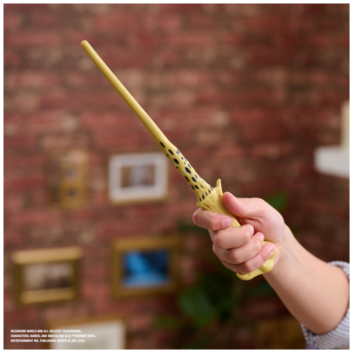 Wizarding World Harry Potter, baguette de collection magique de Voldemort de 30,5 cm avec socle et icône moulée sous pression, objets magiques, accessoire pour costumes d'Halloween