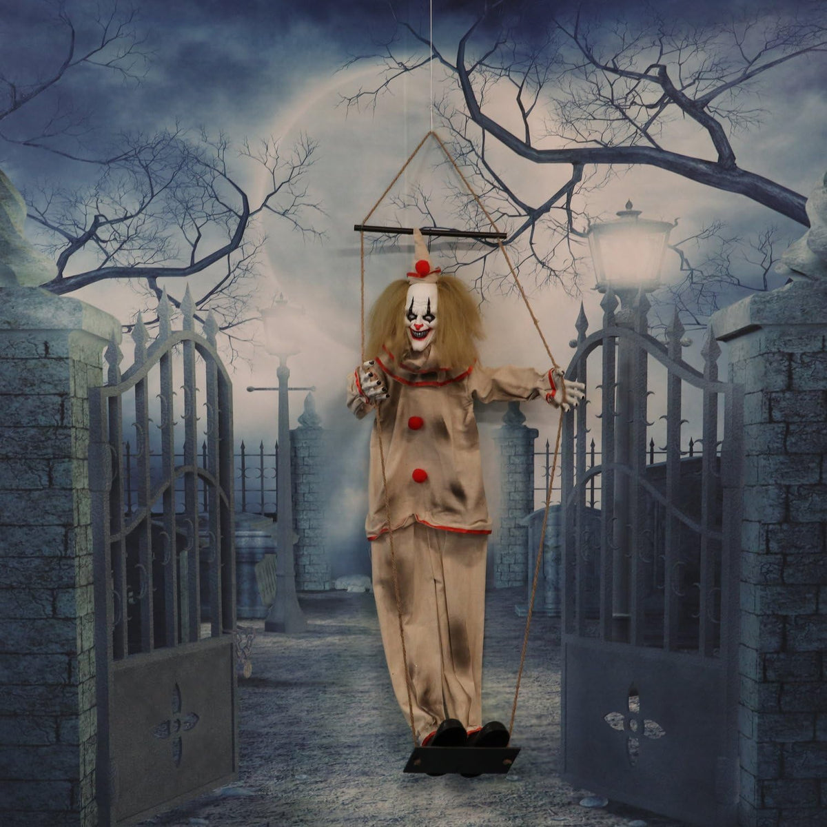 Haunted Hill Farm, clown animé Smalls de 140 cm sur balançoire, décoration d'Halloween pour intérieur ou extérieur couvert, fonctionne sur piles, décoration de fête