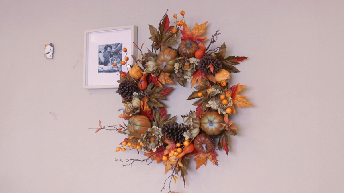 Couronne d'automne SOFTFLAME de 50 cm pour porte d'entrée, couronne artificielle automnale avec citrouille, pommes de pin, feuilles d'érable et baies, idée cadeau pour la décoration de la maison pour Halloween et Thanksgiving