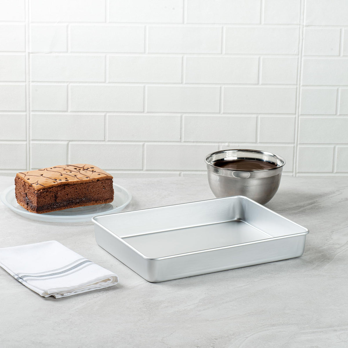 Restaurantware-Met Lux 13 x 9 x 2 Inch Straight-Sided Baking Tin, 1 Rectangular Cake Pan - Oven-Ready, Freezable, Anodized Aluminum Baking Sheet Cake Pan, Greaseproof, for Birthday
