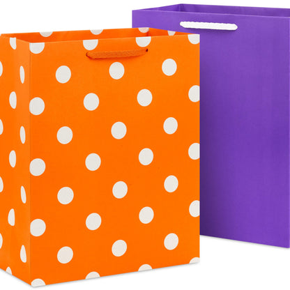 Sacs cadeaux assortis Hallmark pour Halloween en gros - Noir, orange et violet (12 sacs : 5 moyens de 23 cm, 4 grands de 33 cm, 3 très grands de 38 cm) à rayures, pois et unis pour enfants, enseignants, anniversaires