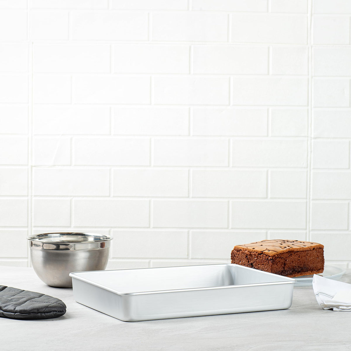 Restaurantware-Met Lux 13 x 9 x 2 Inch Straight-Sided Baking Tin, 1 Rectangular Cake Pan - Oven-Ready, Freezable, Anodized Aluminum Baking Sheet Cake Pan, Greaseproof, for Birthday