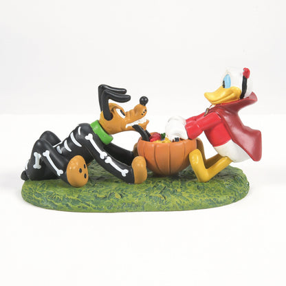 Department 56 Disney Village Accessoires d'Halloween Figurine La bagarre de Donald et Pluto, 2,25 pouces, Multicolore