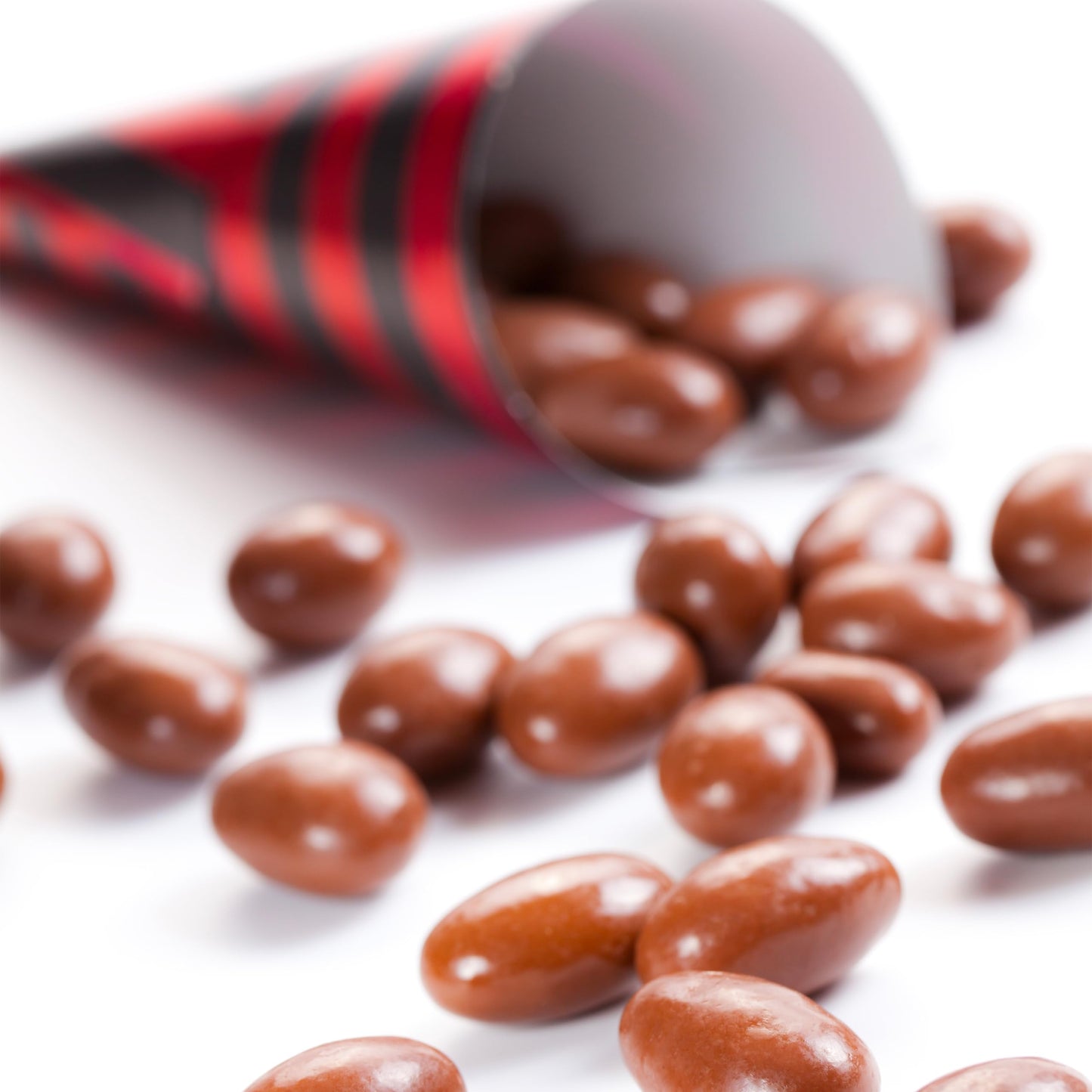 Yupik Dark Chocolate Almonds – 60% Cacao, 1 kg, Kosher Certified, Whole Nuts with Rich Chocolate Coating