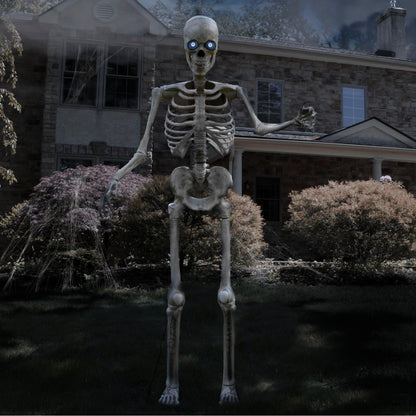 Haunted Hill Farm, squelette géant Bones McNeely de 2,4 mètres par SVI, accessoire animatronique effrayant activé par le mouvement avec effets sonores pour décoration d'Halloween en intérieur ou en extérieur abrité