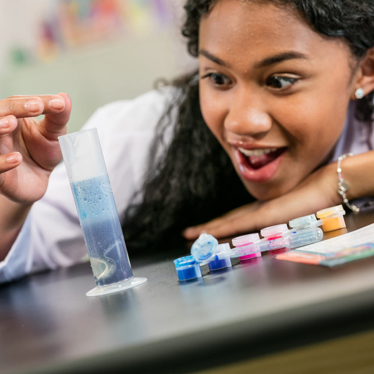 Crayola 04-5176 Colour Chemistry Lab Set, STEAM, Holiday Toys, DIY, Science Projects, Gift for Boys and Girls, Kids, Ages 8, 9, 10 and Up Arts and Craft, Gifting 🍁 All In One Marketplace Canada