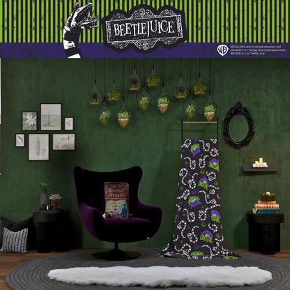 Couverture jeté en peluche ultra douce et confortable Franco Collectibles Beetlejuice Halloween Goth Strange & Unusual, 46 po x 60 po, (produit sous licence officielle)