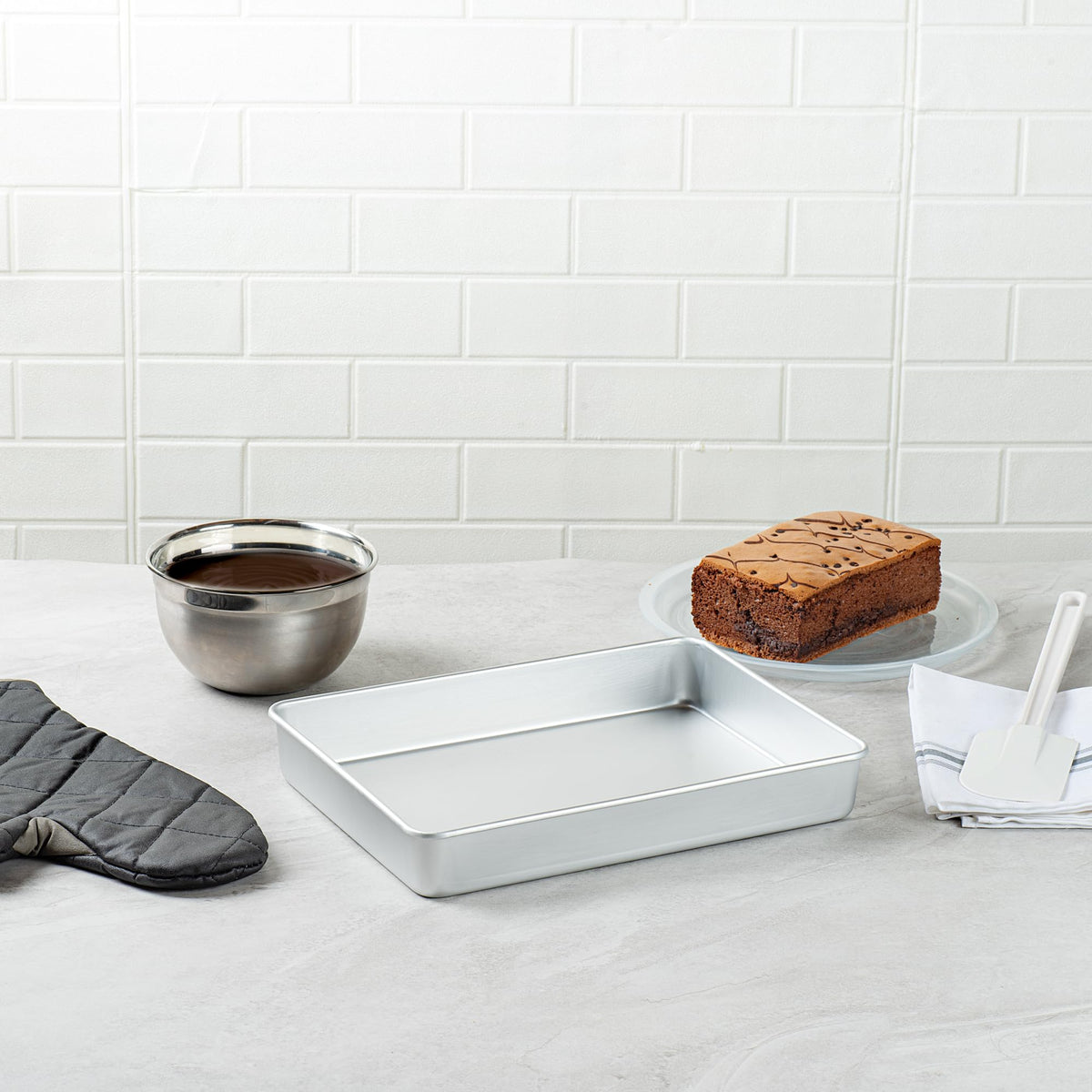 Restaurantware-Met Lux 13 x 9 x 2 Inch Straight-Sided Baking Tin, 1 Rectangular Cake Pan - Oven-Ready, Freezable, Anodized Aluminum Baking Sheet Cake Pan, Greaseproof, for Birthday