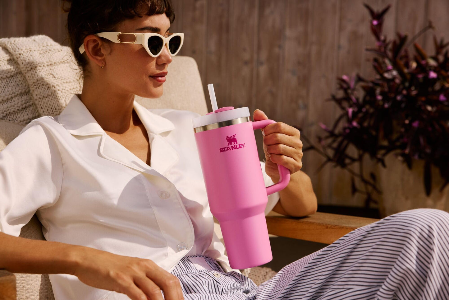 Gobelet STANLEY Quencher H2.0 avec poignée et paille 887 ml | Couvercle Flowstate 3 positions | Compatible porte-gobelet pour le voyage | Tasse isotherme en acier inoxydable | Sans BPA | Rose Pêche