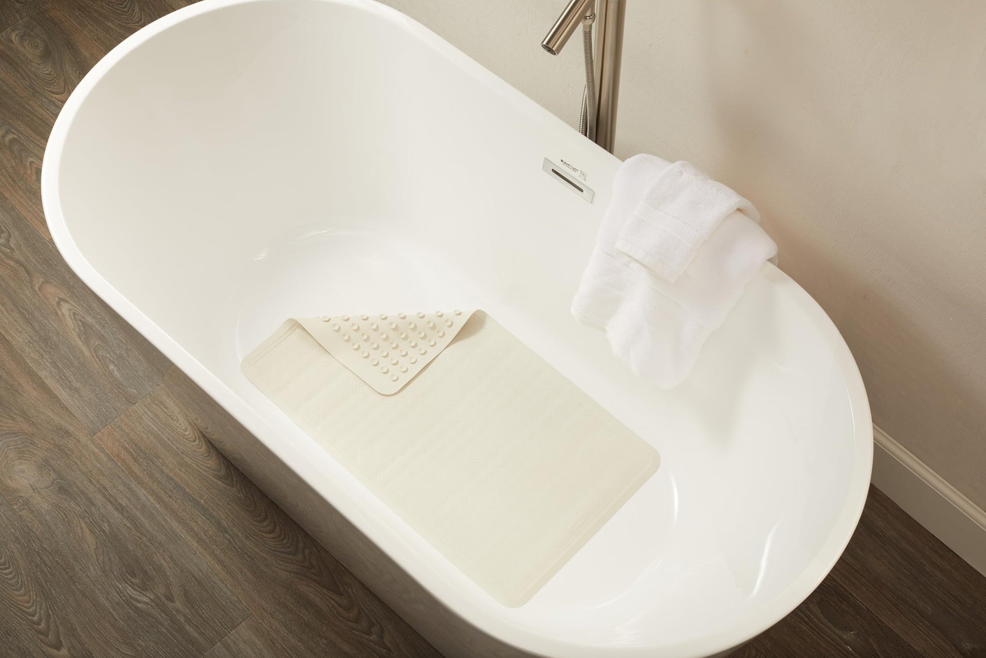 Rubbermaid Commercial Products Bath Tub and Shower Mat | Large - 28 x 16 in. | White | Machine Washable | Safti-Grip Non-Slip Bathroom Mat with Suction Cups for Home/Hotel/Shower/Bathtub Rubbermaid Commercial