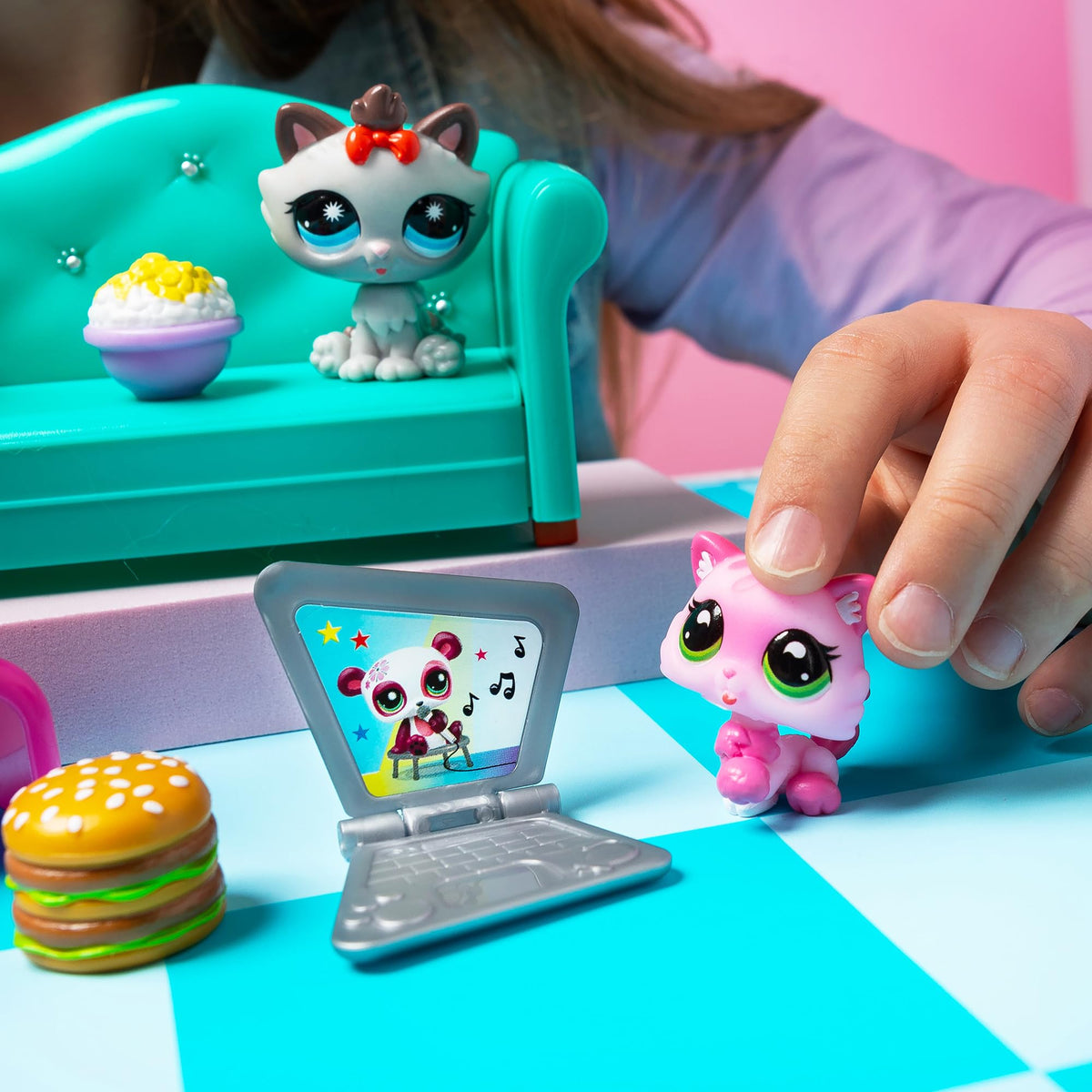 Littlest Pet Shop - Diner Dash Play Pack, Gen 7 Authentic LPS Bobble Head Toy Figure, Collectible Toy Animal, Ages 4+