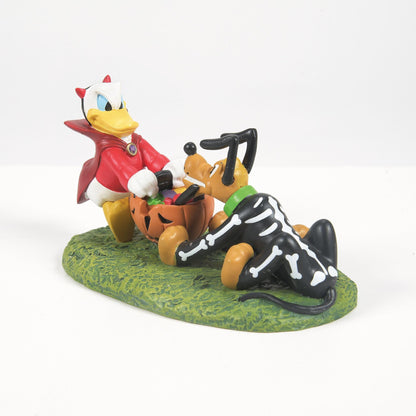 Department 56 Disney Village Accessoires d'Halloween Figurine La bagarre de Donald et Pluto, 2,25 pouces, Multicolore