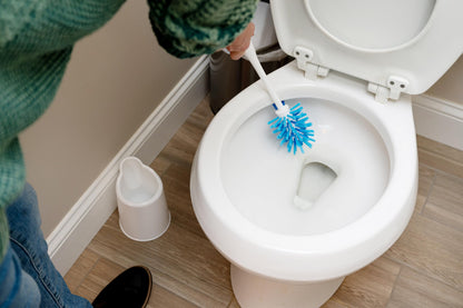 Vileda Deluxe Toilet Brush and Holder | Cleaner Brush with Ergonomic Handle | Easily Clean Under the Rim | Angled Bristles Reach Tough Spots