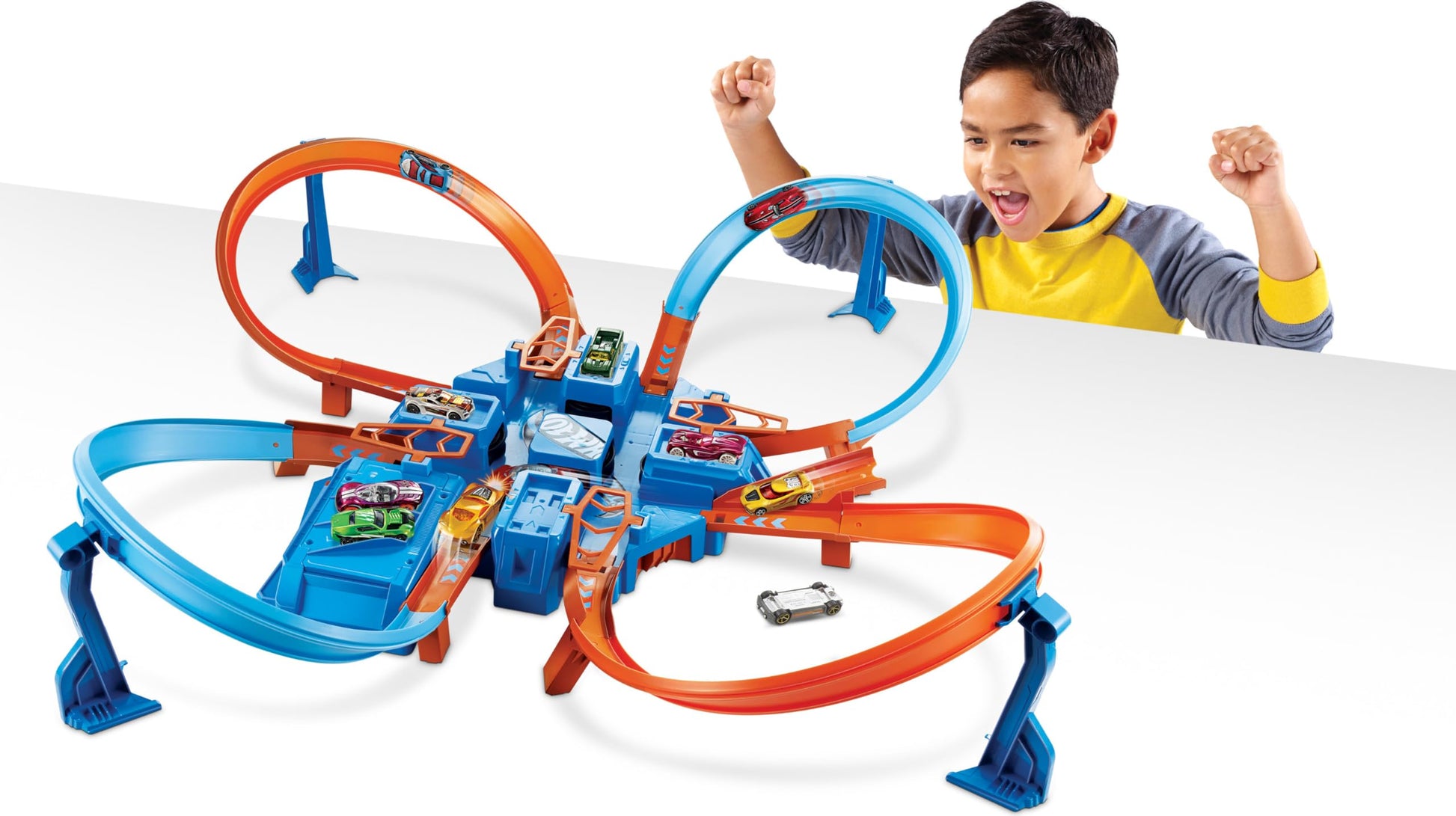 Hot Wheels Track Set with 1:64 Scale Toy Car, 4 Intersections for Crashing, Powered by a Motorized Booster, Criss-Cross Crash Track Hot Wheels