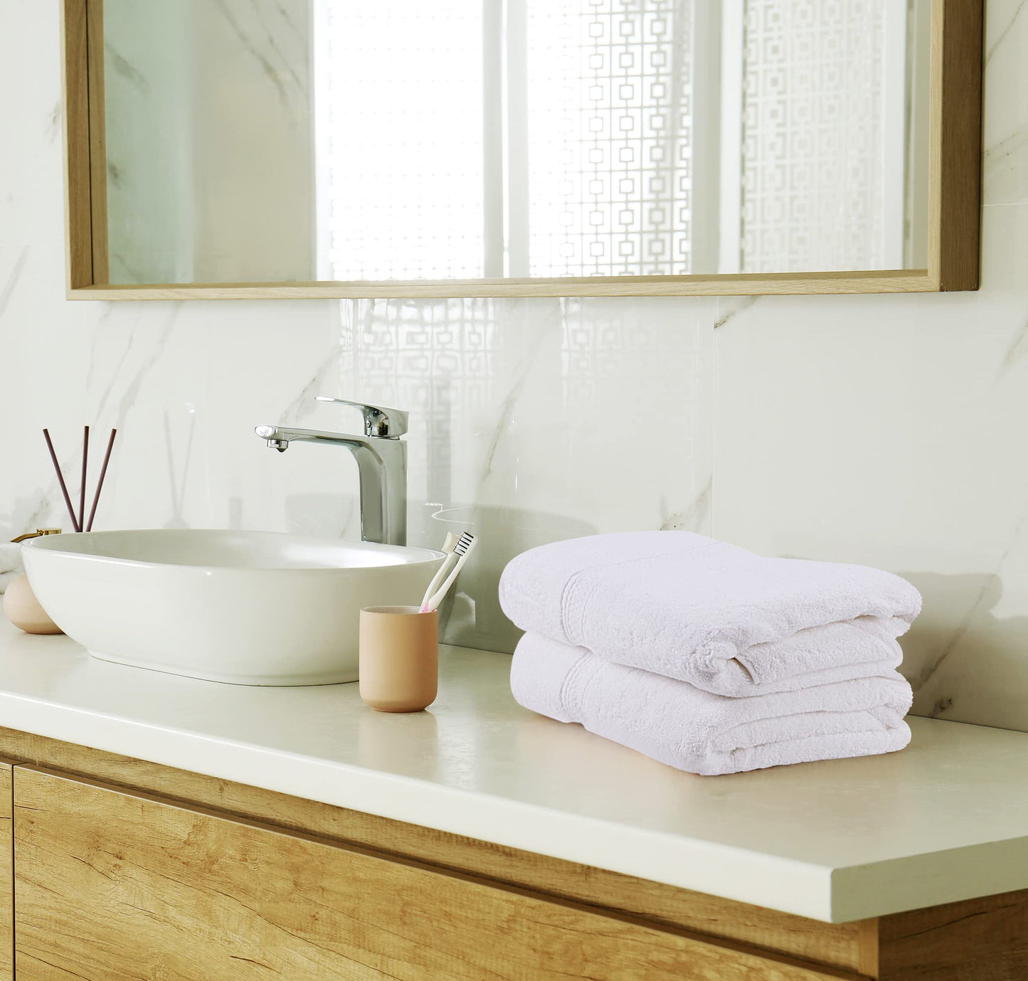 Utopia Towels 8 Piece Premium Towel Set, 2 Bath, 2 Hand, and 4 Wash Cloths, 600 GSM 100% Ring Spun Cotton Highly Absorbent Towels for Bathroom, Gym, Hotel, and Spa, White