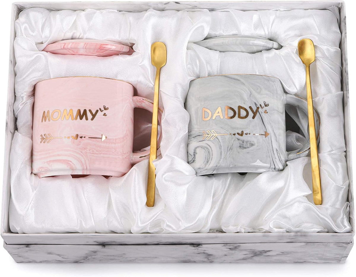WUWEOT 2 Pack Dad and Mom Coffee Mug Set for Parents to be, New Mom and First Time Pregnancy Gifts for Christmas, Marble Ceramic Coffee Cup Set with Gift Box, Lid, Spoon (10OZ) 🍁 All In One Marketplace Canada