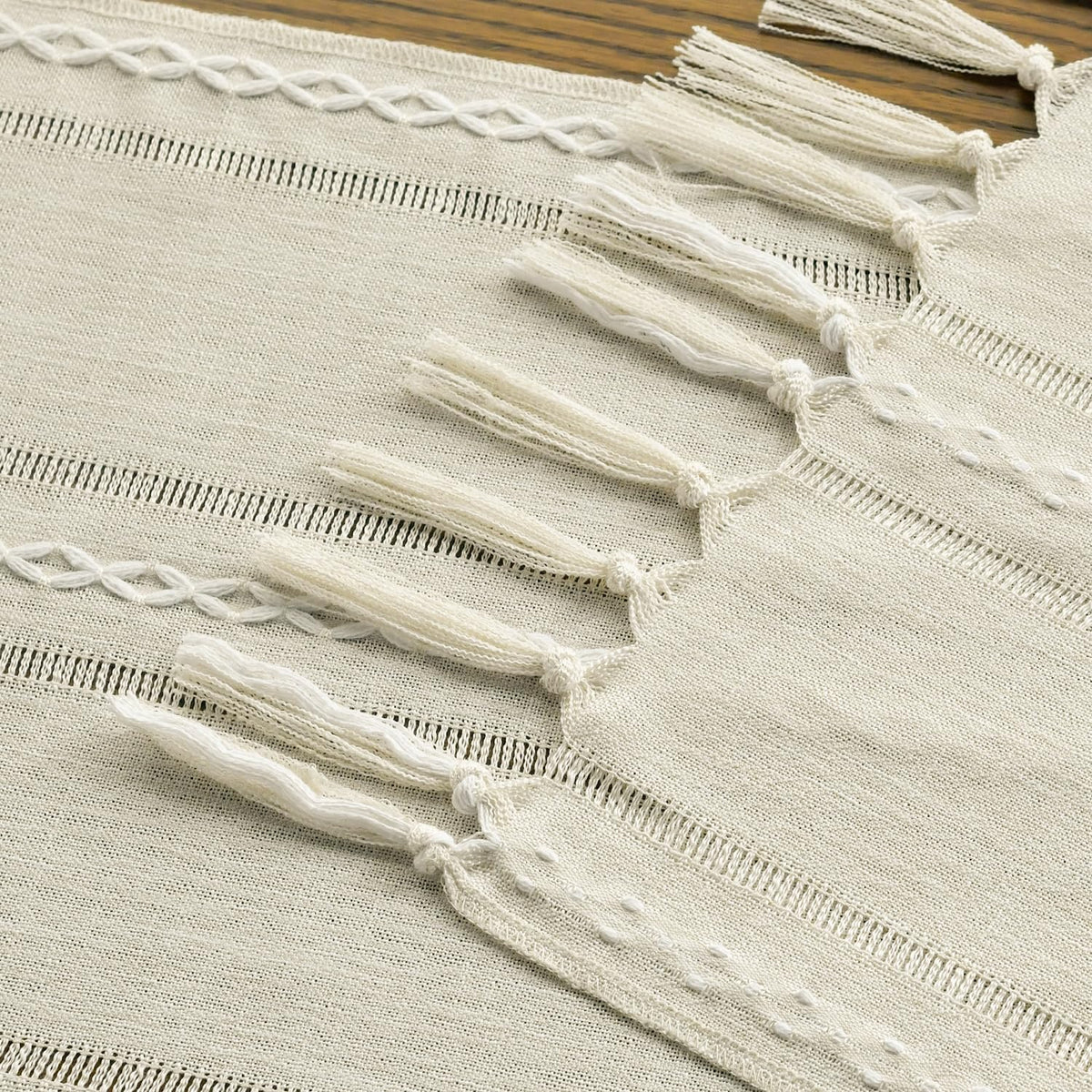 Artoid Mode Boho Cream Tassel Table Runner, Farmhouse Style Kitchen Table Decoration Holiday Wedding Party Dinning Birthday Decor 33x183 cm 🍁 All In One Marketplace Canada