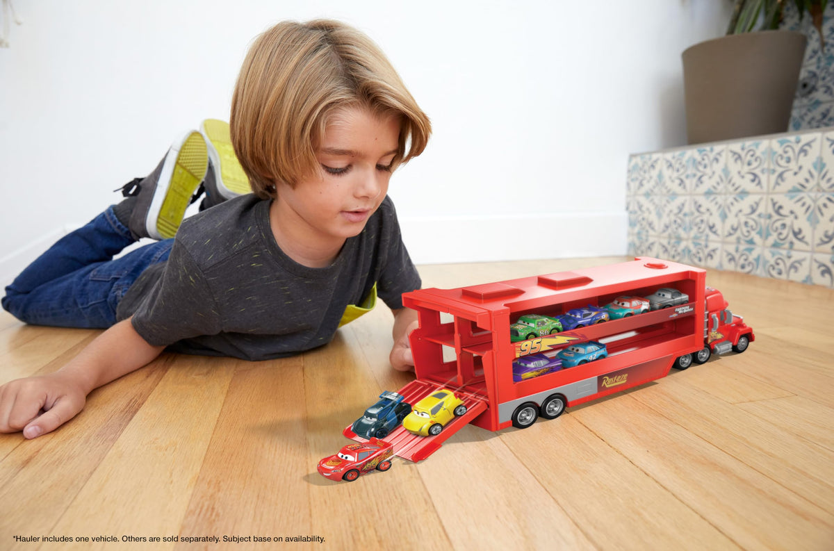 Mattel Disney and Pixar Cars Toy Transporter, Large-Scale Truck, Mack Hauler Holds 18 Miniatures & Includes 1 Metal Lightning McQueen, Play & Display