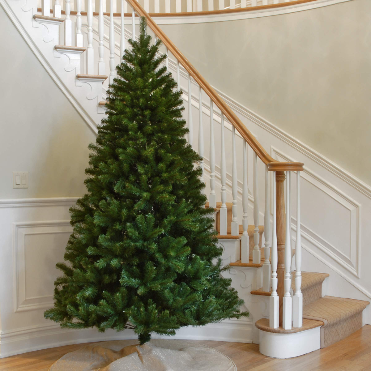 National Tree Company 7.5 ft (2.3m) Unlit North Valley Spruce Artificial Christmas Tree, 1,346 Tips, Includes Stand, Green
