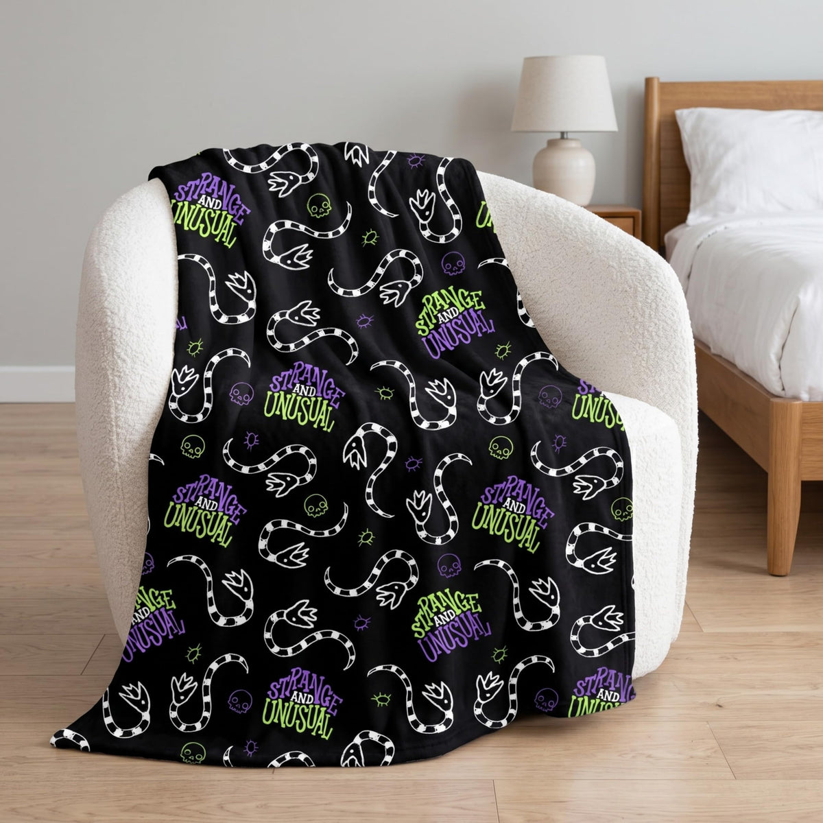 Couverture jeté en peluche ultra douce et confortable Franco Collectibles Beetlejuice Halloween Goth Strange & Unusual, 46 po x 60 po, (produit sous licence officielle)