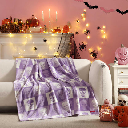 Betsey Johnson - Couverture polaire, plaid ultra doux pour canapé ou lit, polaire épaisse et surdimensionnée, décoration d'Halloween (Tête de mort à carreaux craquelés violet, 127 x 178 cm)