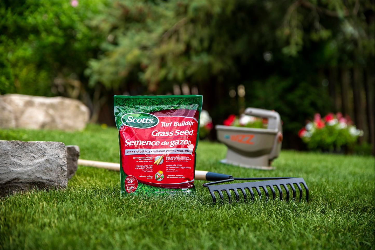 Scotts Turf Builder Grass Seed Sunny Areas Mix, 1kg (246 sq Meters / 2,648 sq feet Coverage) | Formula for overseeding or Growing a new, Thick Lawn in Sunny Areas Scotts