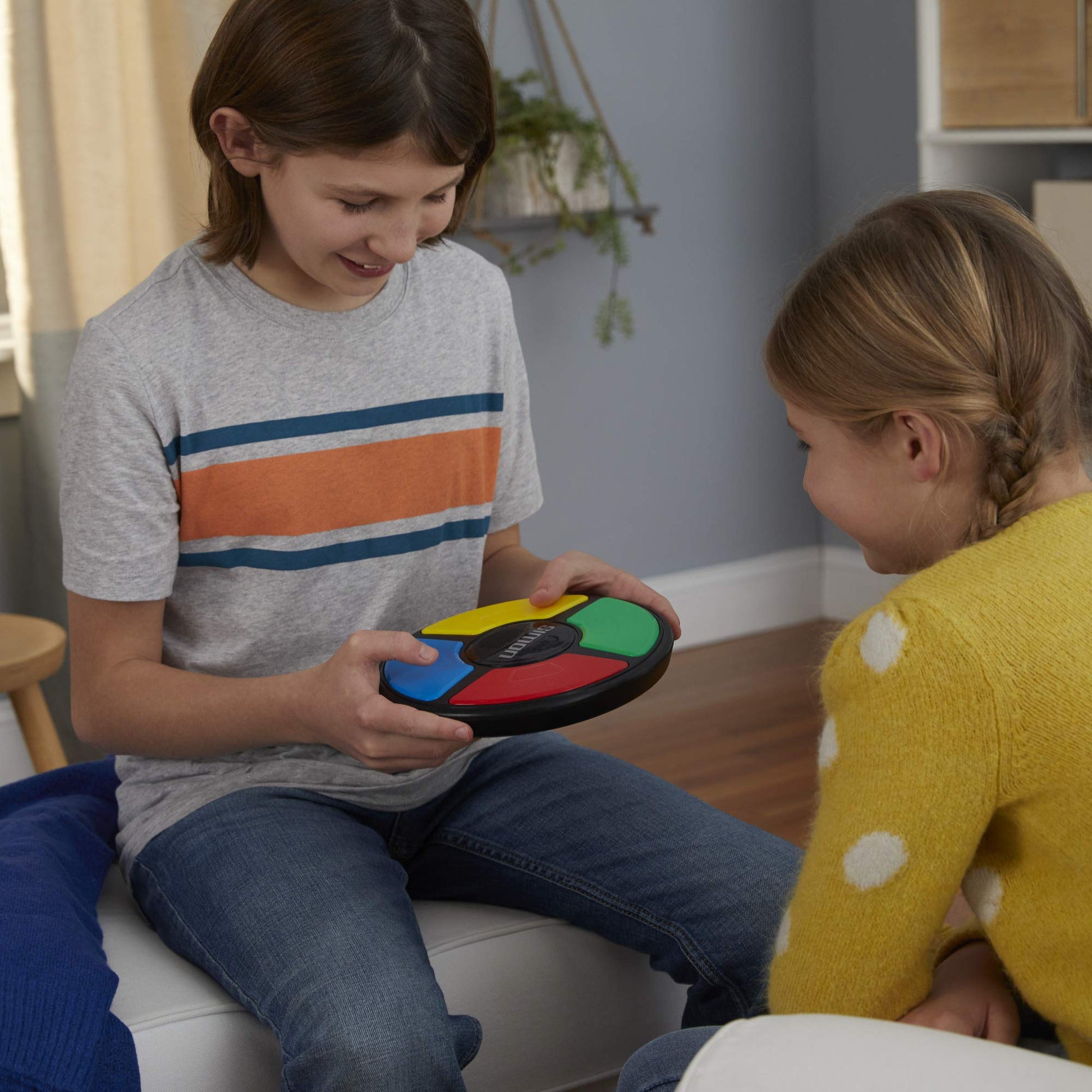 Hasbro Simon Game; Electronic Memory Game for Kids Ages 8 and Up; Handheld Game with Lights and Sounds; Classic Simon Gameplay (E93835L0) Hasbro Gaming