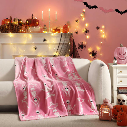 Betsey Johnson - Couverture, plaid ultra-doux pour canapé ou lit, literie extra-large au velouté audacieux, décoration d'Halloween (Yoga Skeleton Pink, 127 cm x 178 cm)