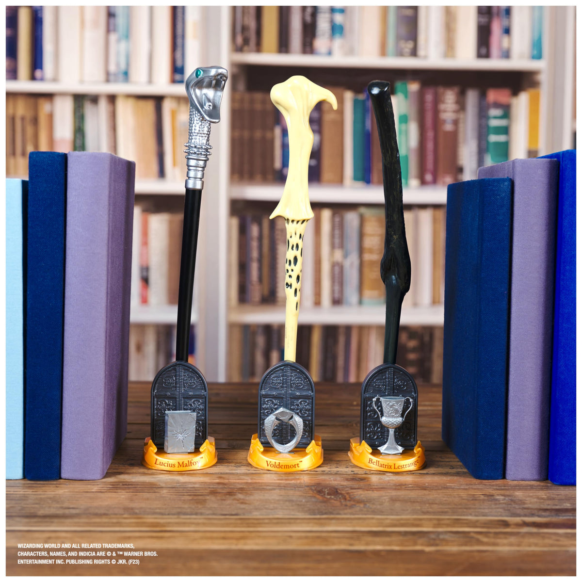 Wizarding World Harry Potter, baguette de collection magique de Voldemort de 30,5 cm avec socle et icône moulée sous pression, objets magiques, accessoire pour costumes d'Halloween