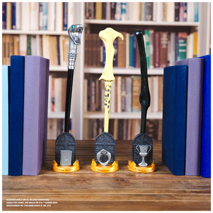 Wizarding World Harry Potter, baguette de collection magique de Voldemort de 30,5 cm avec socle et icône moulée sous pression, objets magiques, accessoire pour costumes d'Halloween
