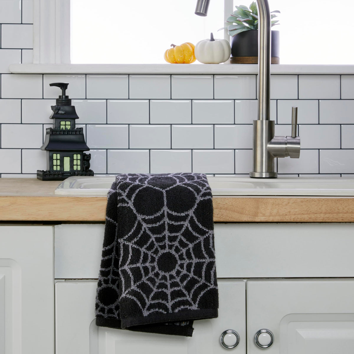 SKL Home Ensemble de 2 serviettes à main Halloween, motif toile d'araignée, 100 % coton jacquard, réversibles, douces et absorbantes, décoratives pour salle de bain/cuisine/bar et cadeau, noir