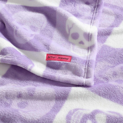 Betsey Johnson - Couverture polaire, plaid ultra doux pour canapé ou lit, polaire épaisse et surdimensionnée, décoration d'Halloween (Tête de mort à carreaux craquelés violet, 127 x 178 cm)